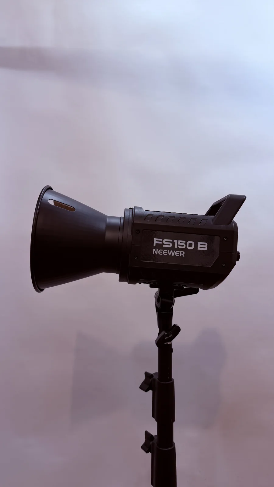 バイカラーCOBライト（型番表記：FS150B）にリフレクターを装着した側面