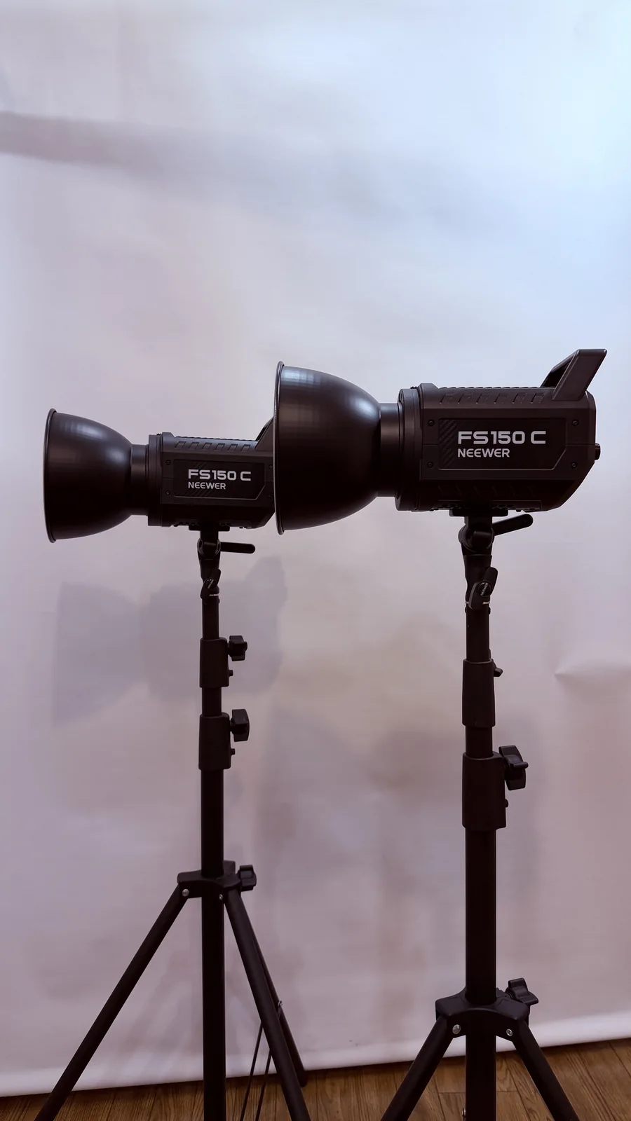 同型のフルカラーCOBライト（型番表記：FS150C）を2灯並べた様子
