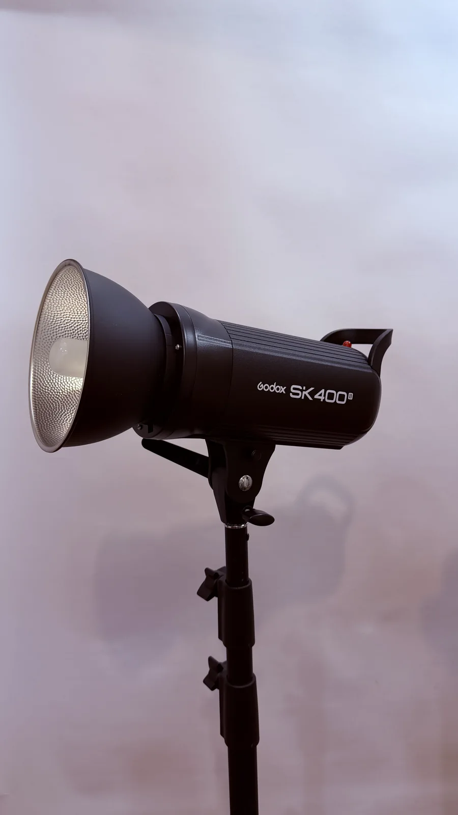 モノブロックストロボ（型番表記：SK400II）にリフレクターを装着した側面