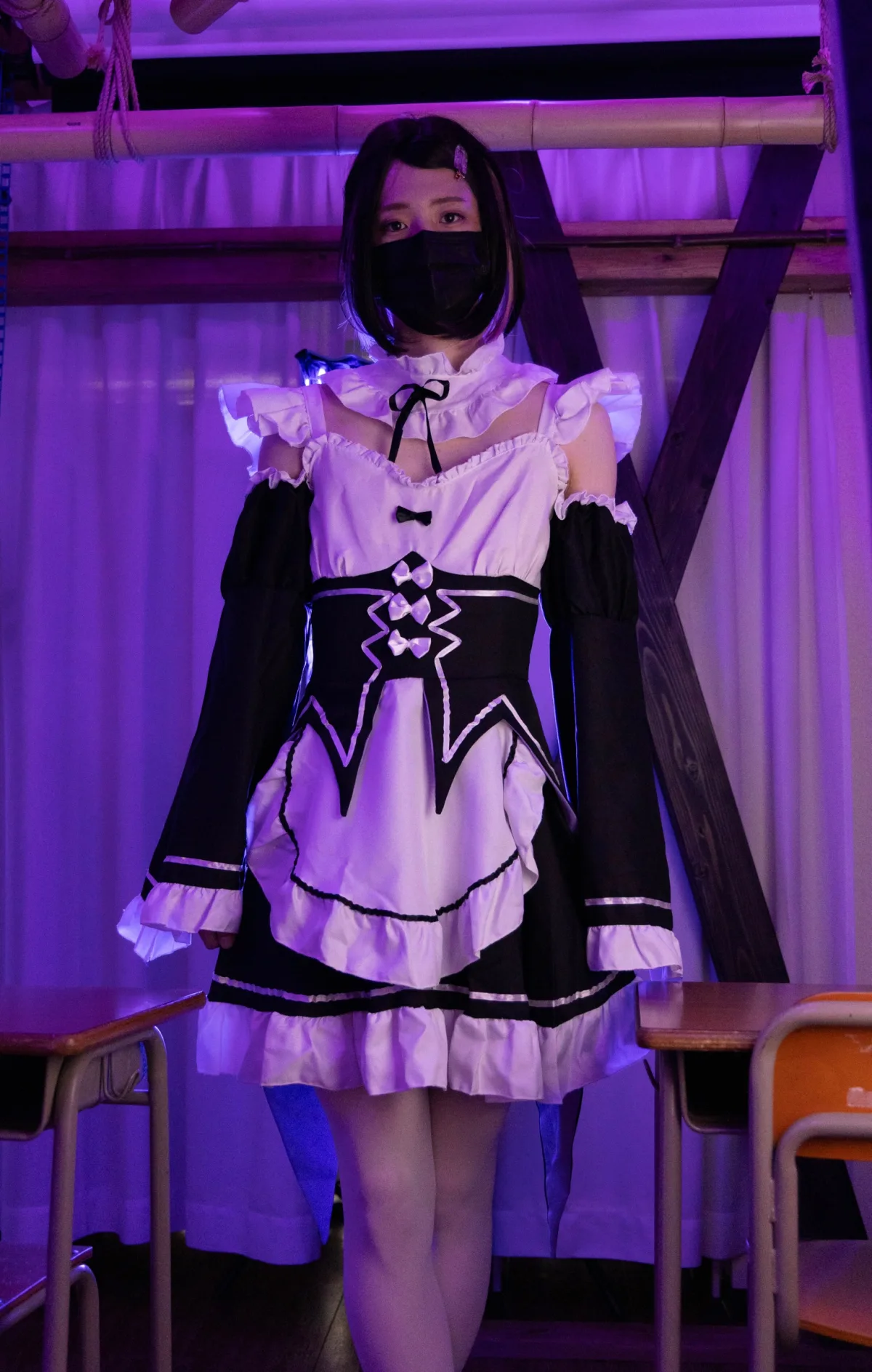 紫色のカラー照明によるサイバー撮影作例
